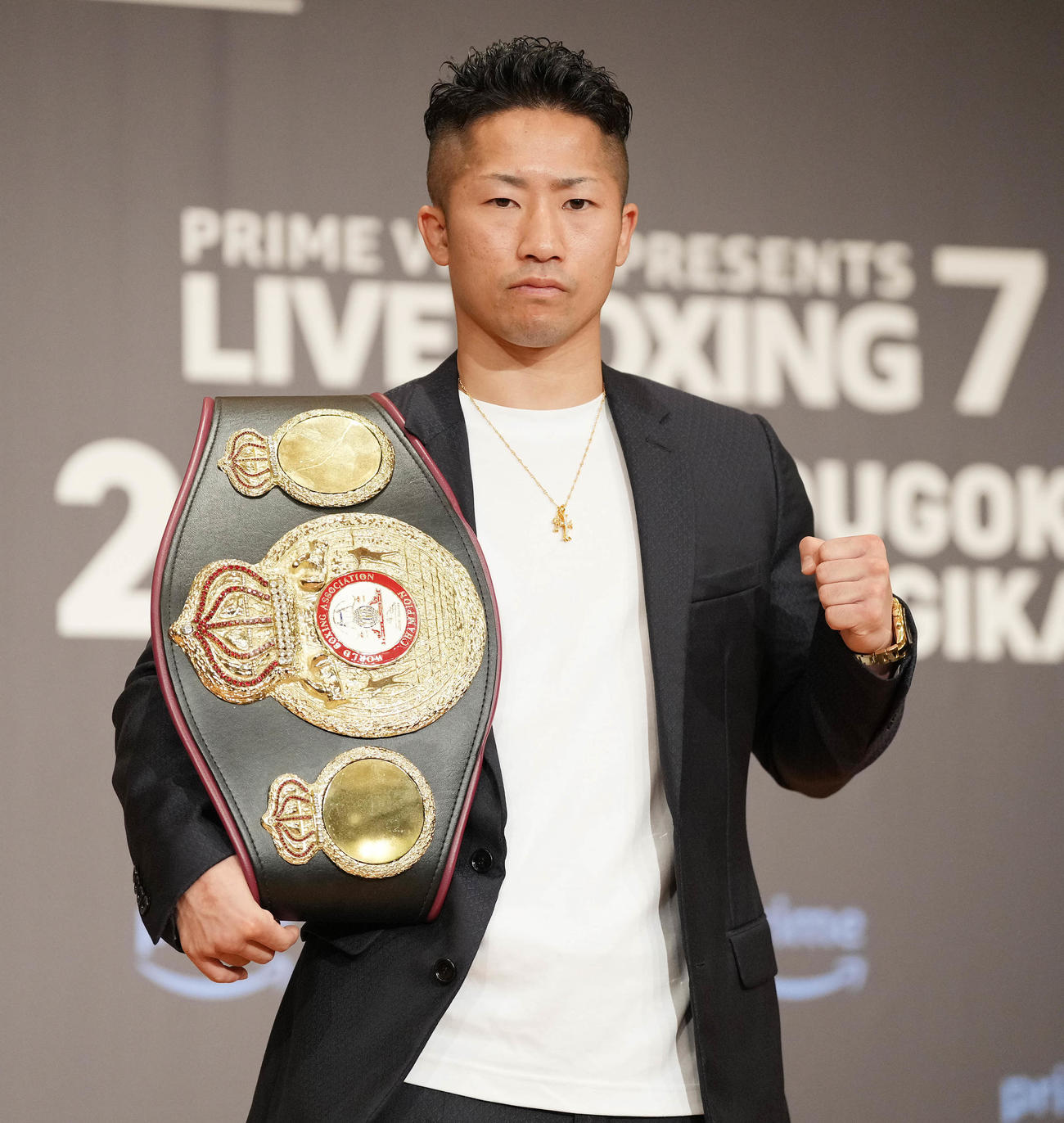 会見を終えポーズを取るWBA世界バンダム級王者の井上拓真（撮影・鈴木みどり）
