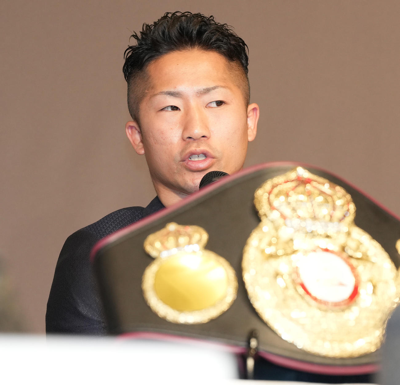 会見に臨むWBA世界バンダム級王者の井上拓（撮影・鈴木みどり）