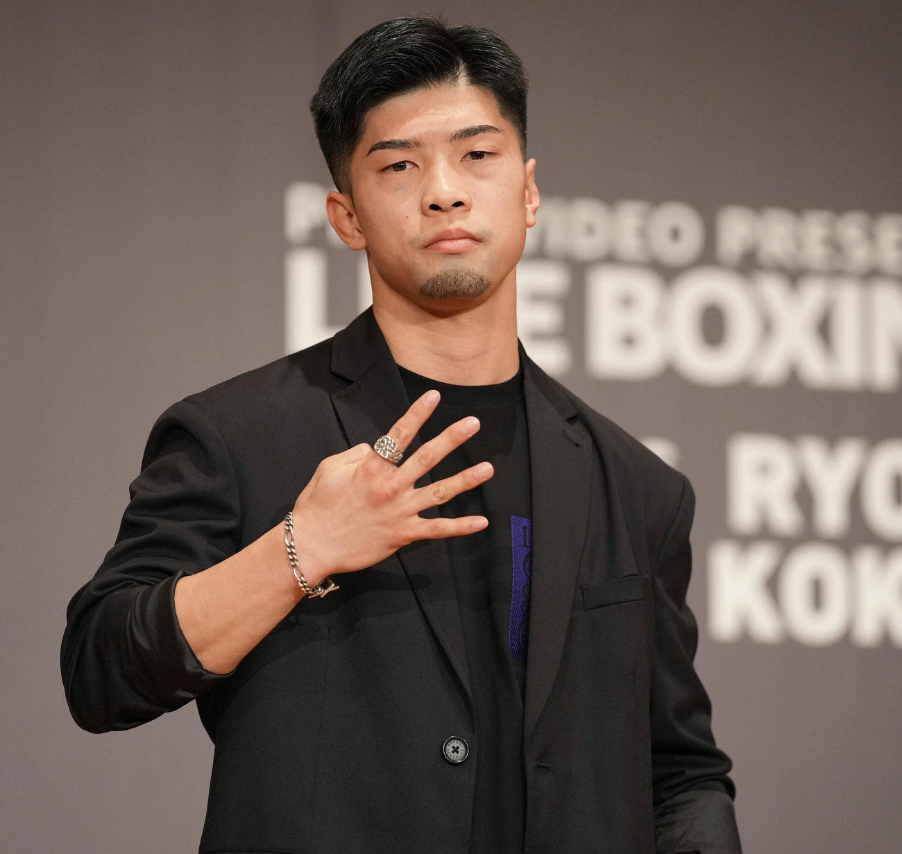 会見を終えポーズを取る田中（撮影・鈴木みどり）