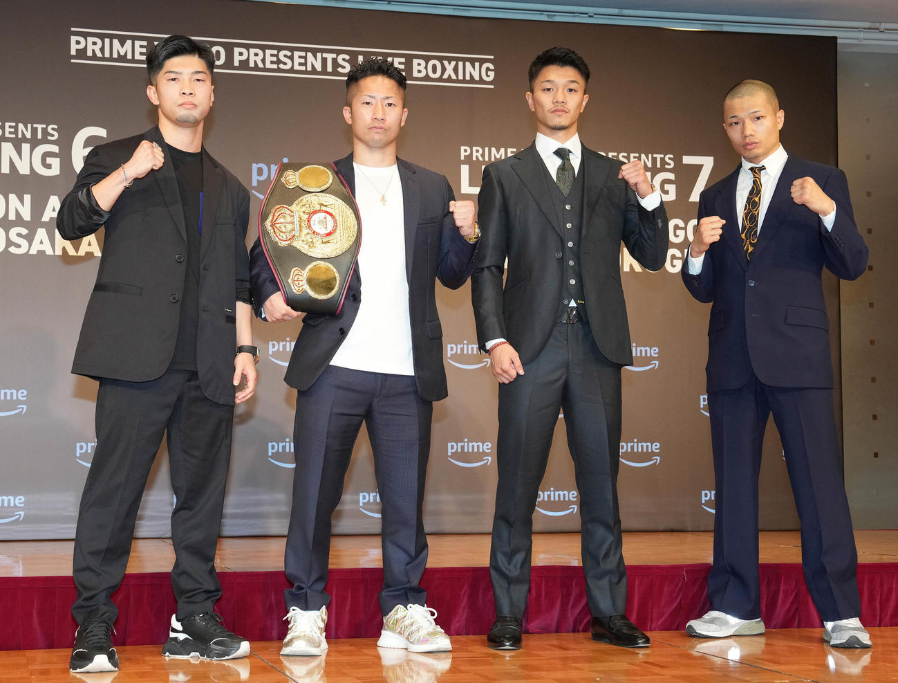会見を終えフォトセッションでポーズを取る選手たち。左から田中、井上拓、中谷、増田（撮影・鈴木みどり）