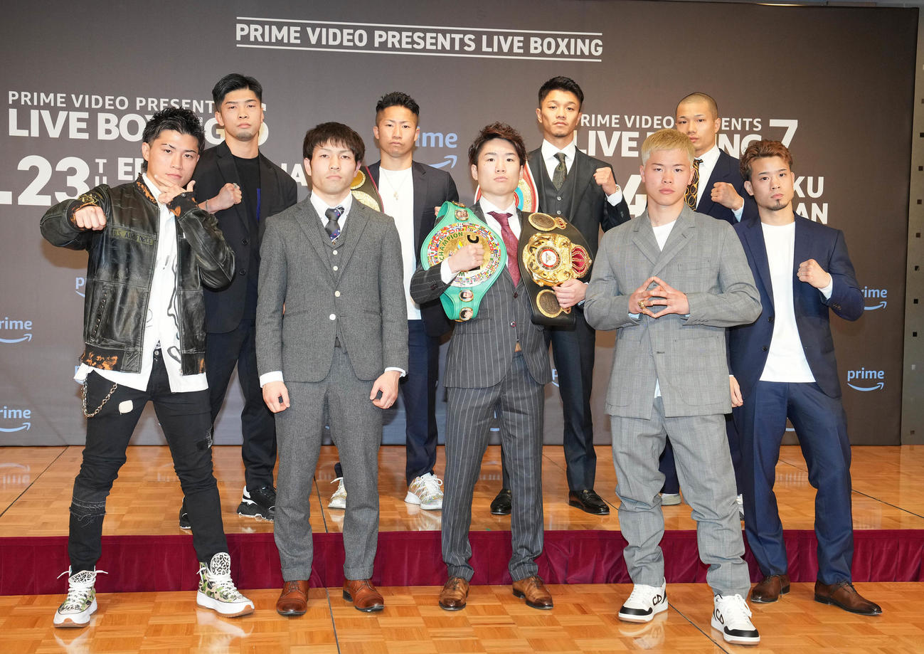 会見を終えフォトセッションでポーズを取る選手たち。前列左から与那覇、ユーリ阿久井、寺地、那須川、辰吉、後列左から田中、井上拓、中谷、増田（撮影・鈴木みどり）