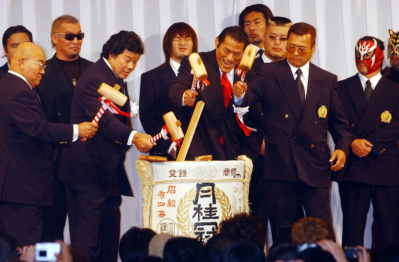 鏡開きをする左から山本勝、藤波辰彌、アントニオ猪木、木戸修さん（2002年10月撮影）