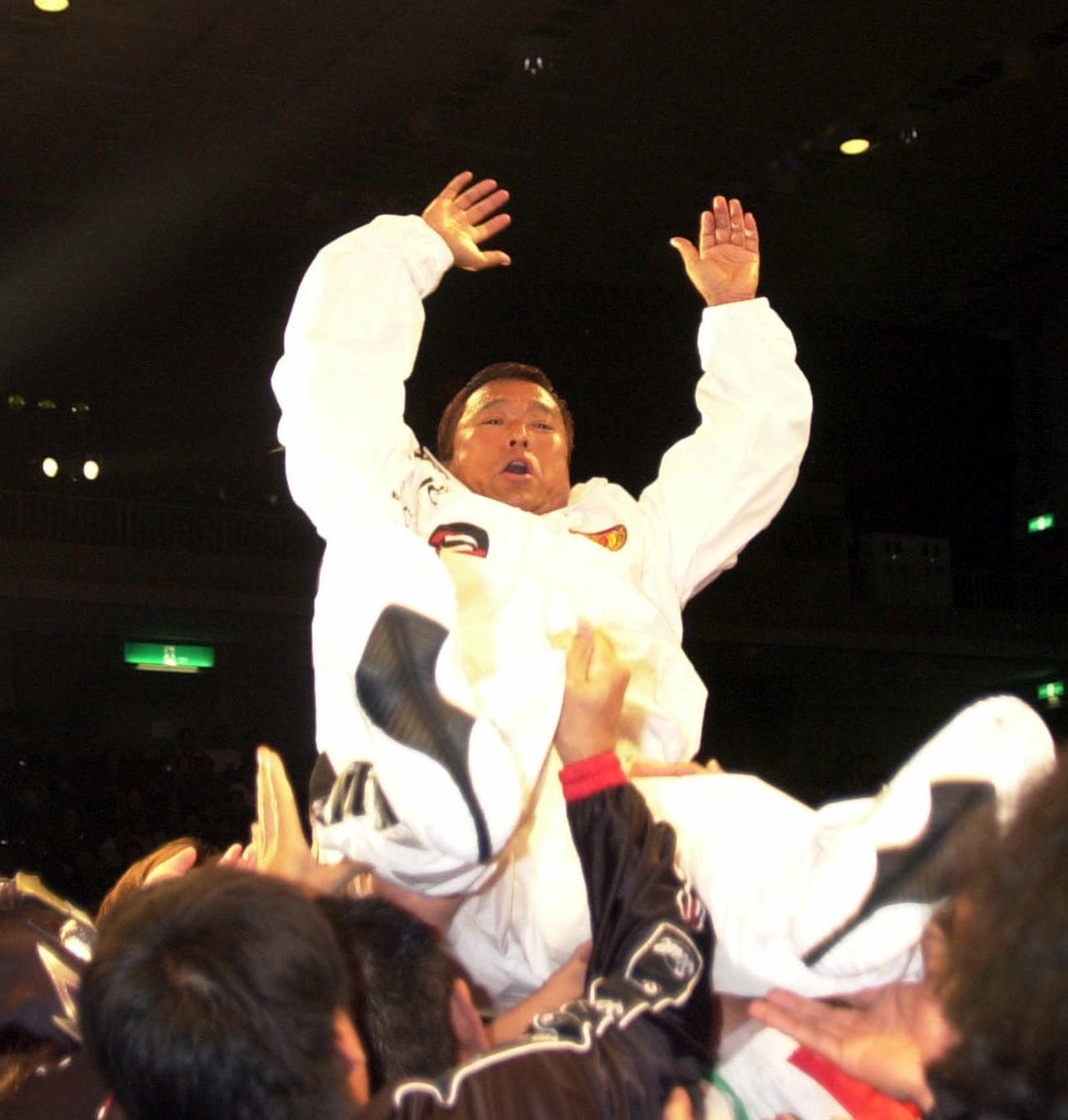 引退記念興行で木戸修さんはレスラー仲間から胴上げされる（2001年11月撮影）