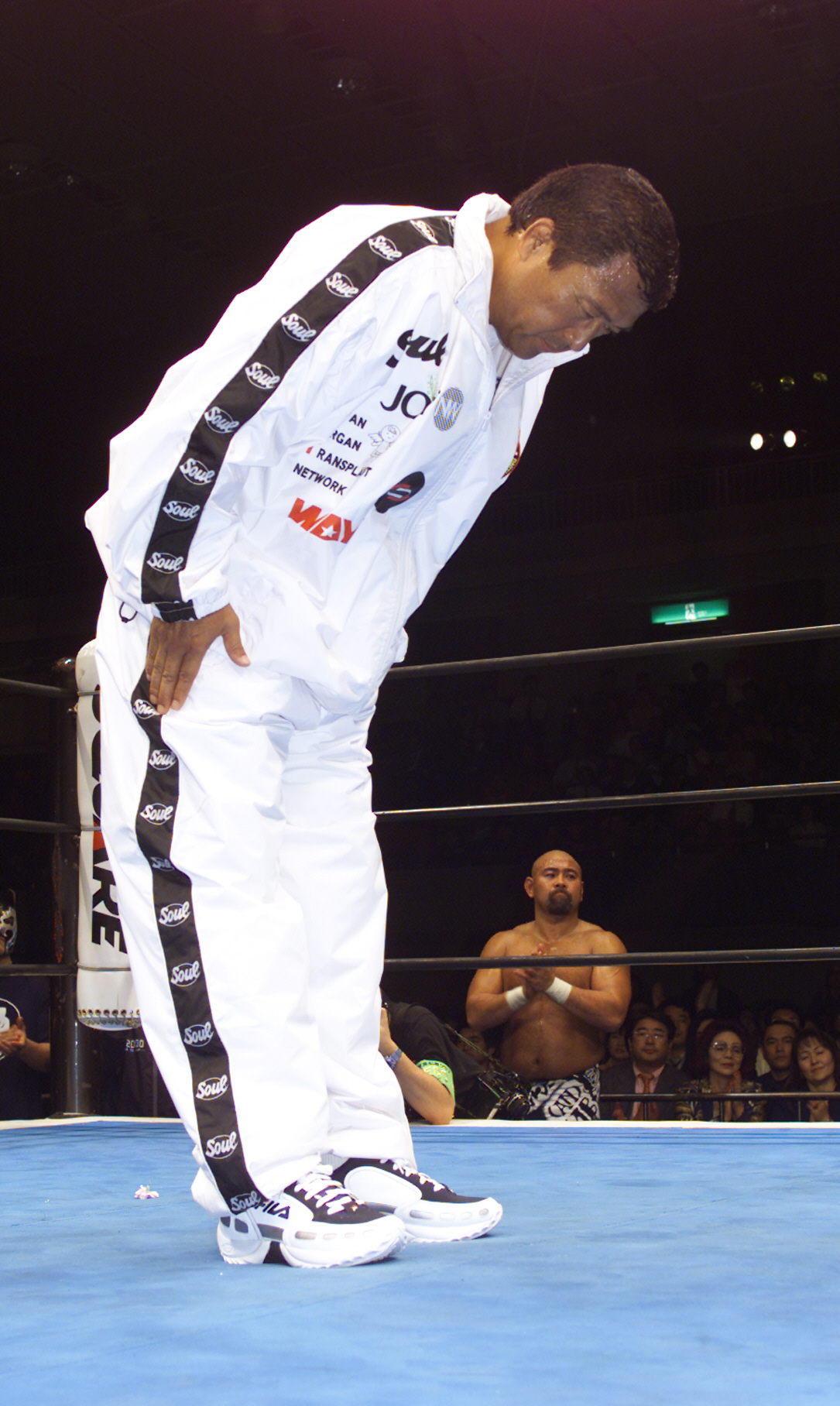 引退の挨拶をする木戸修さん（2001年11月撮影）