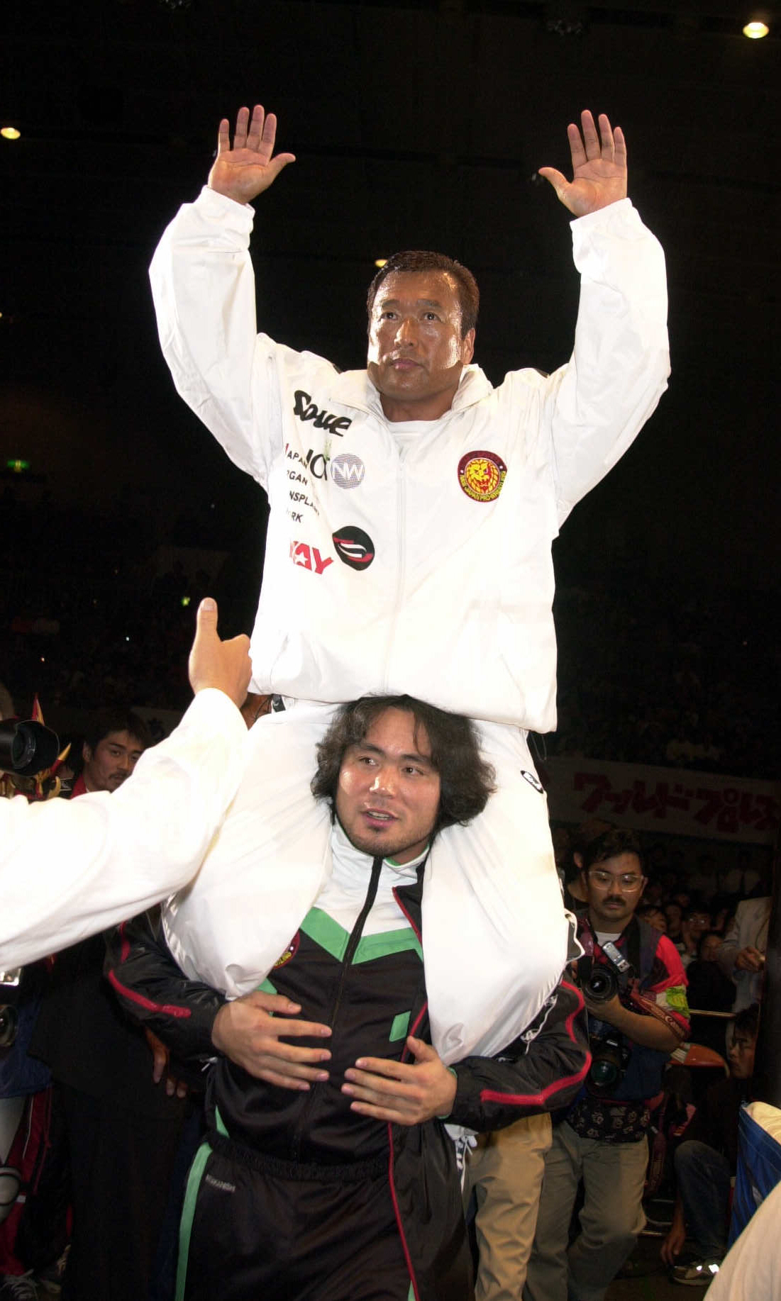 引退記念興行で木戸修さんは中西学に肩ぐるまされファンにお別れをする（2001年11月撮影）