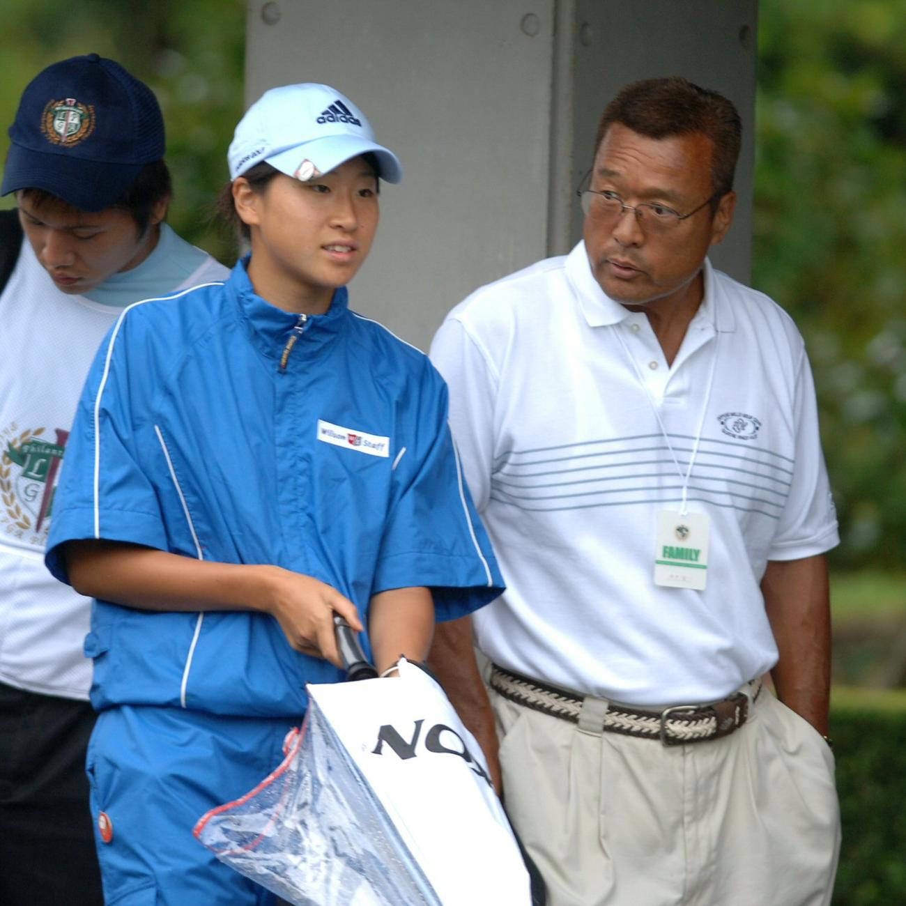 木戸修さん（右）と長女の木戸愛（2006年7月撮影）
