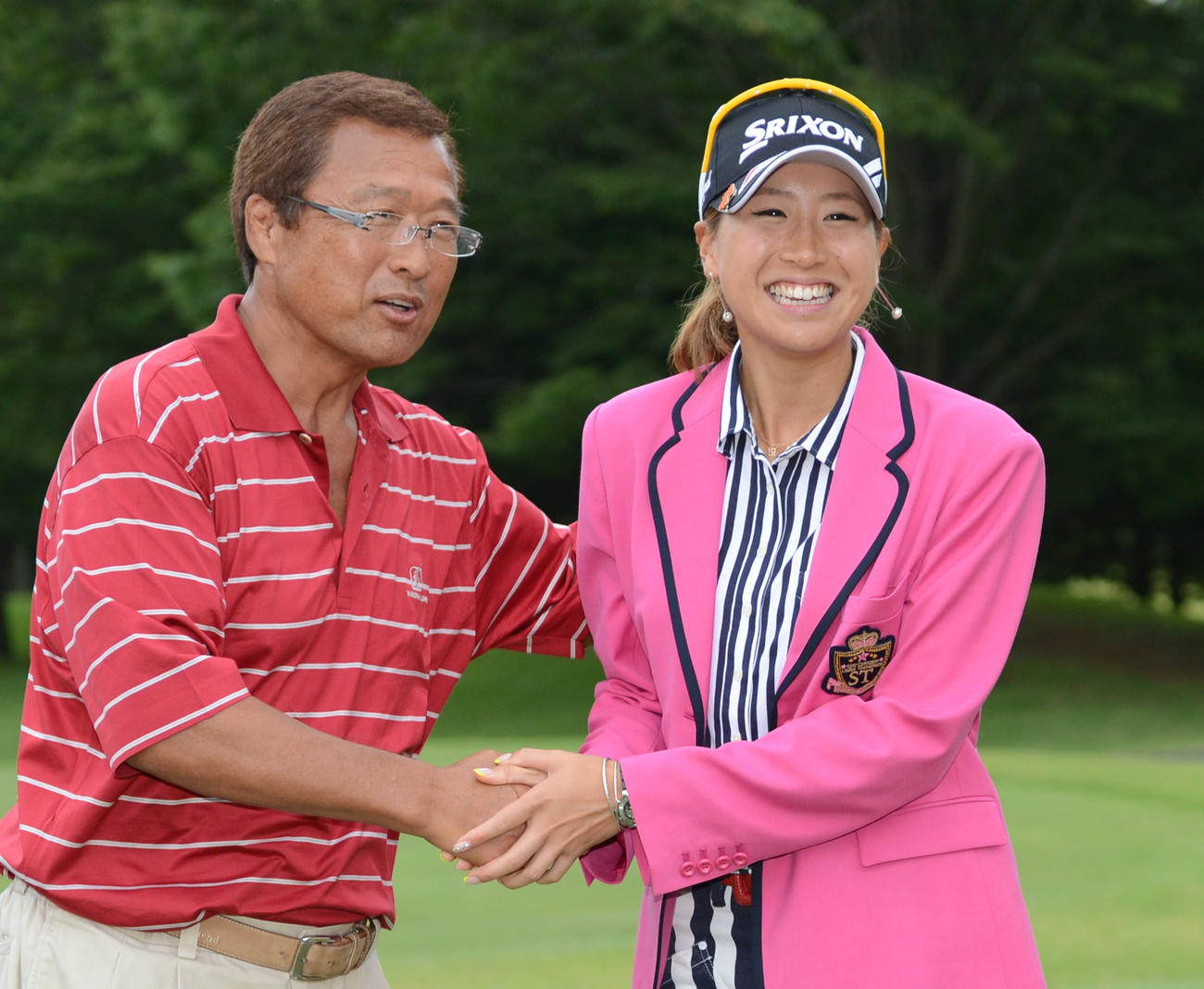 サマンサタバサレディースで優勝プレートを手にし、父修さん（左）から祝福され笑顔を見せる木戸愛（2012年7月撮影）