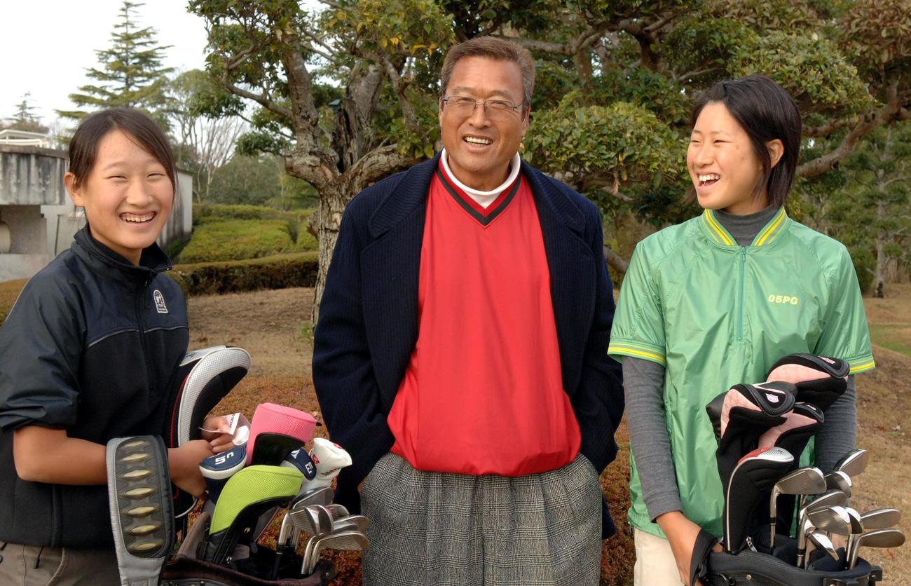 木戸修さん（中央）。左は次女の木戸侑来さん、右は長女の木戸愛（2006年12月撮影）