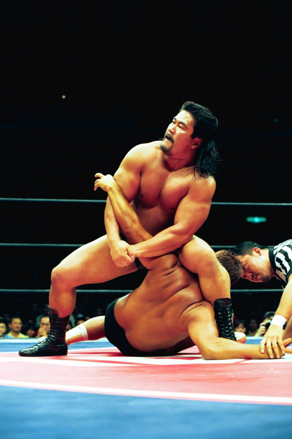 佐々木健介はストラングルホールドで木戸修さんを攻めあげる（2000年8月撮影）