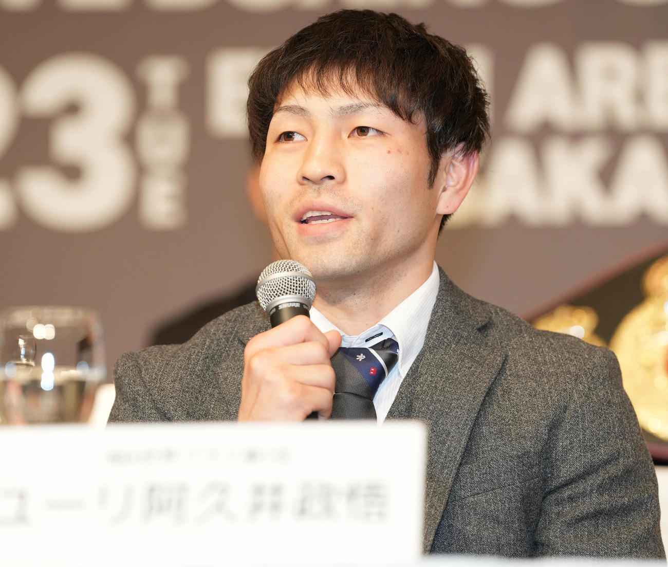 会見に臨むユーリ阿久井（撮影・鈴木みどり）