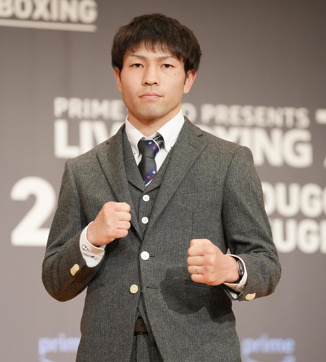 会見を終えポーズを取るユーリ阿久井（撮影・鈴木みどり）