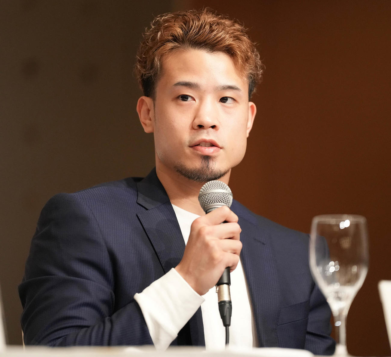 会見に臨む辰吉（撮影・鈴木みどり）