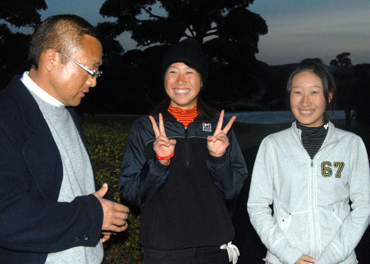日刊スポーツ・ジュニアオープンゴルフチャンピオンシップで木戸愛（中央）は父の元プロレスラー木戸修さん、8位タイの妹の木戸侑来さんから祝福されVサイン（2007年12月撮影）