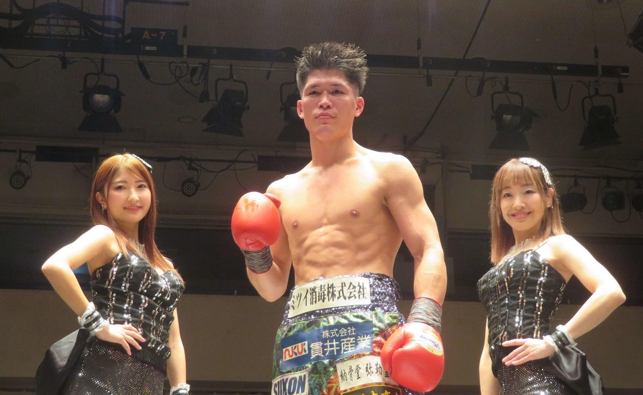 再起戦に勝利した前日本ライト級王者宇津木秀（中央）