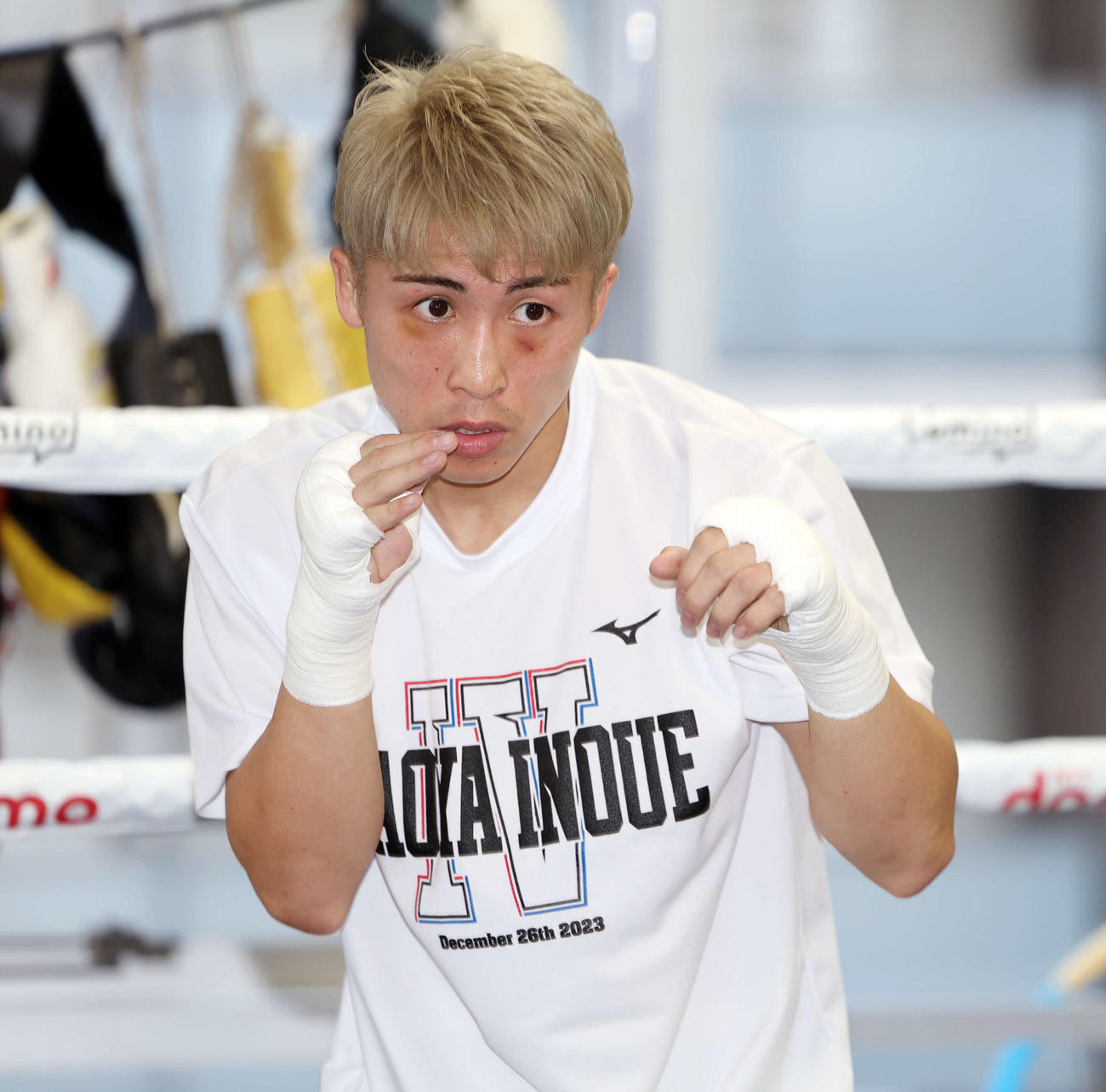 公開練習でシャドーボクシングをする井上尚弥（撮影・宮地輝）