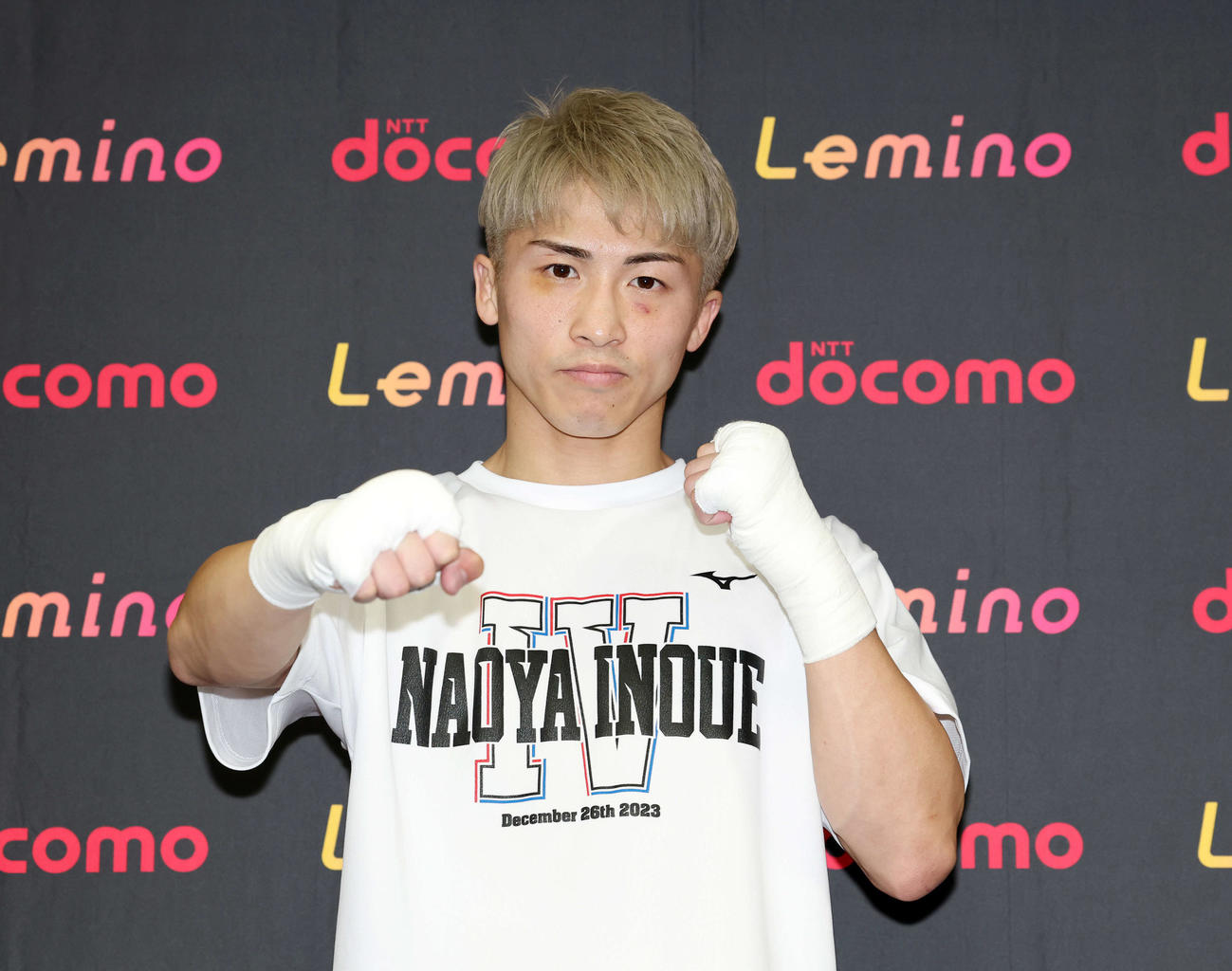 ファイティングポーズを決める井上尚弥（撮影・宮地輝）