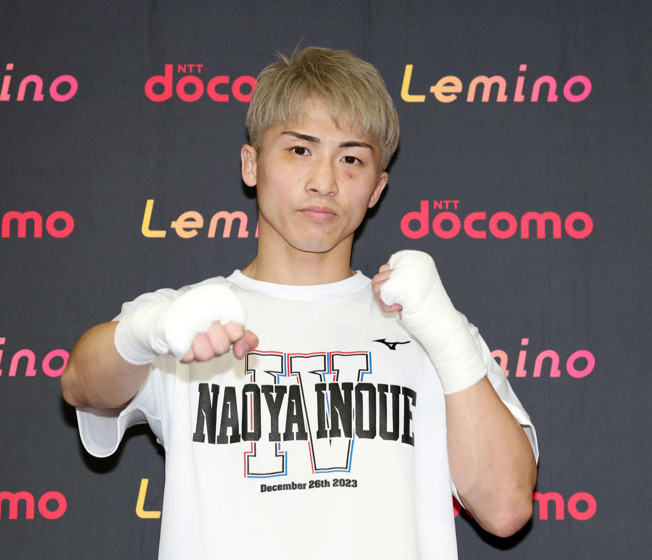 ファイティングポーズを決める井上尚弥（撮影・宮地輝）