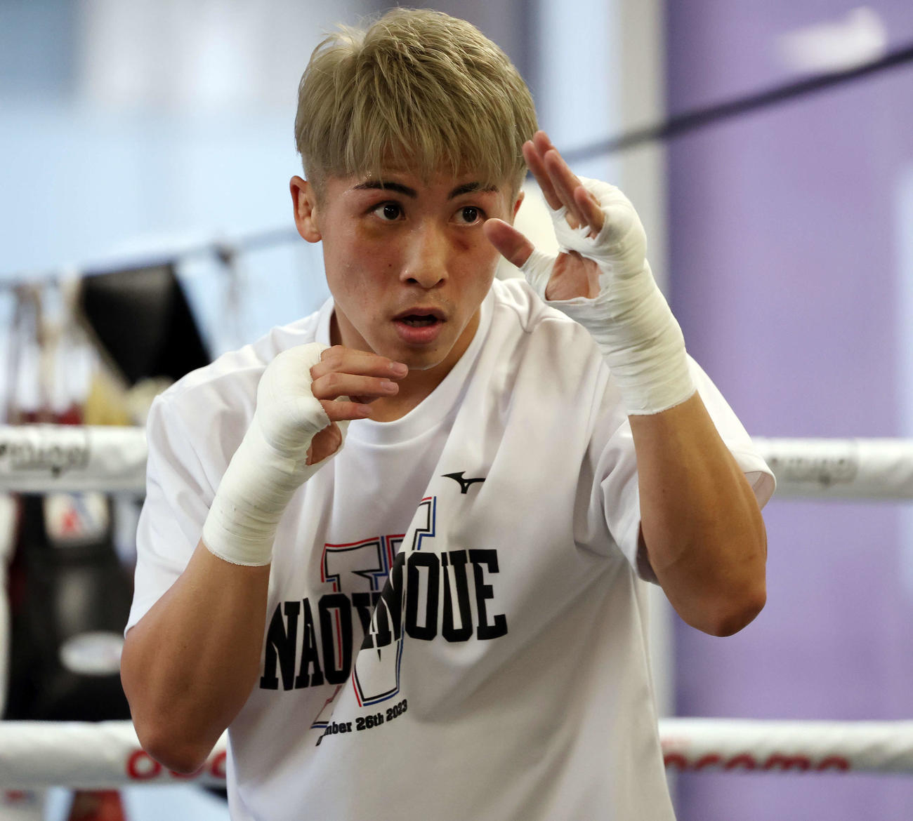 公開練習でシャドーボクシングをする井上（撮影・宮地輝）