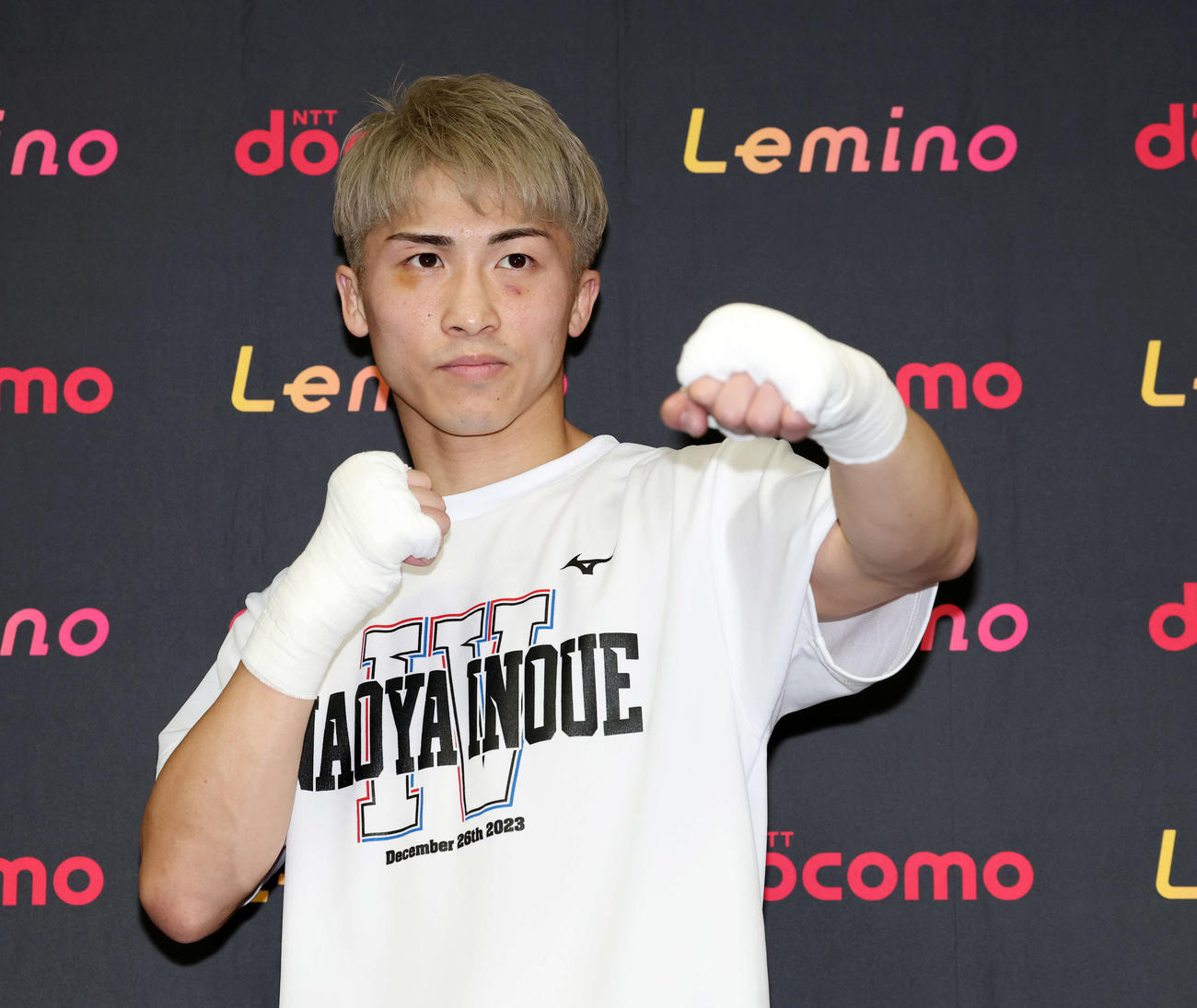 ファイティングポーズを決める井上尚弥（撮影・宮地輝）