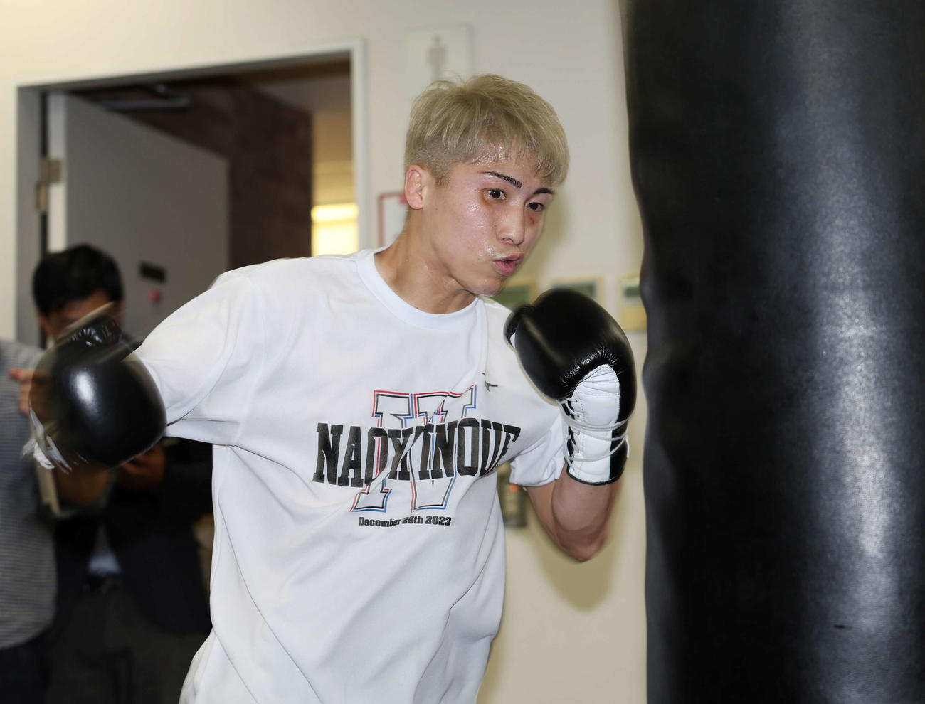 公開練習でサンドバッグに打ち込む井上尚弥（撮影・宮地輝）
