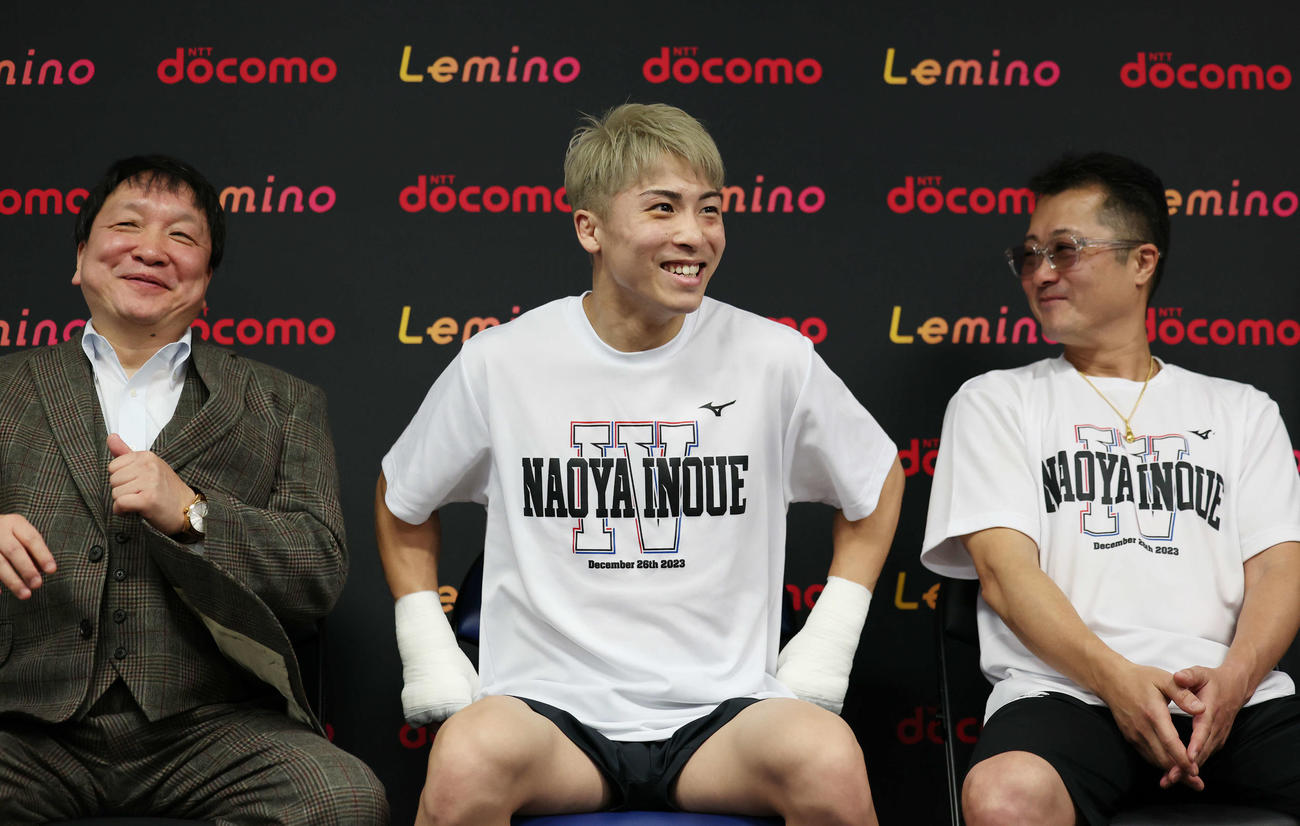 大橋秀行会長（左）と父の井上真吾トレーナー（右）と笑顔を見せる井上尚弥（撮影・宮地輝）