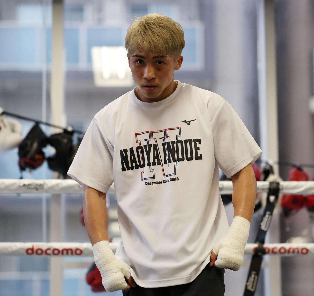 公開練習でシャドーボクシングを終えた井上（撮影・宮地輝）