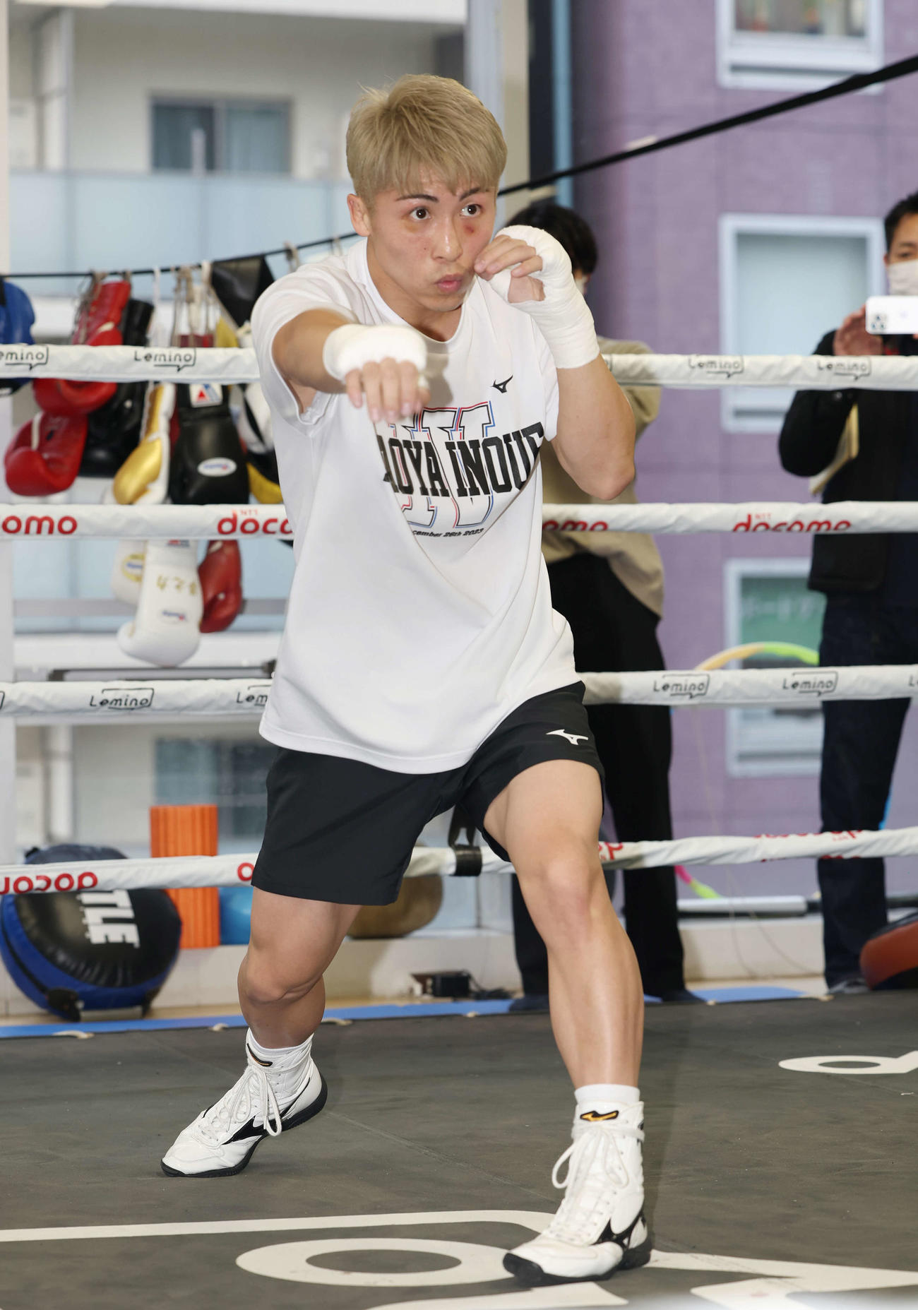 公開練習でシャドーボクシングをする井上尚弥（撮影・宮地輝）