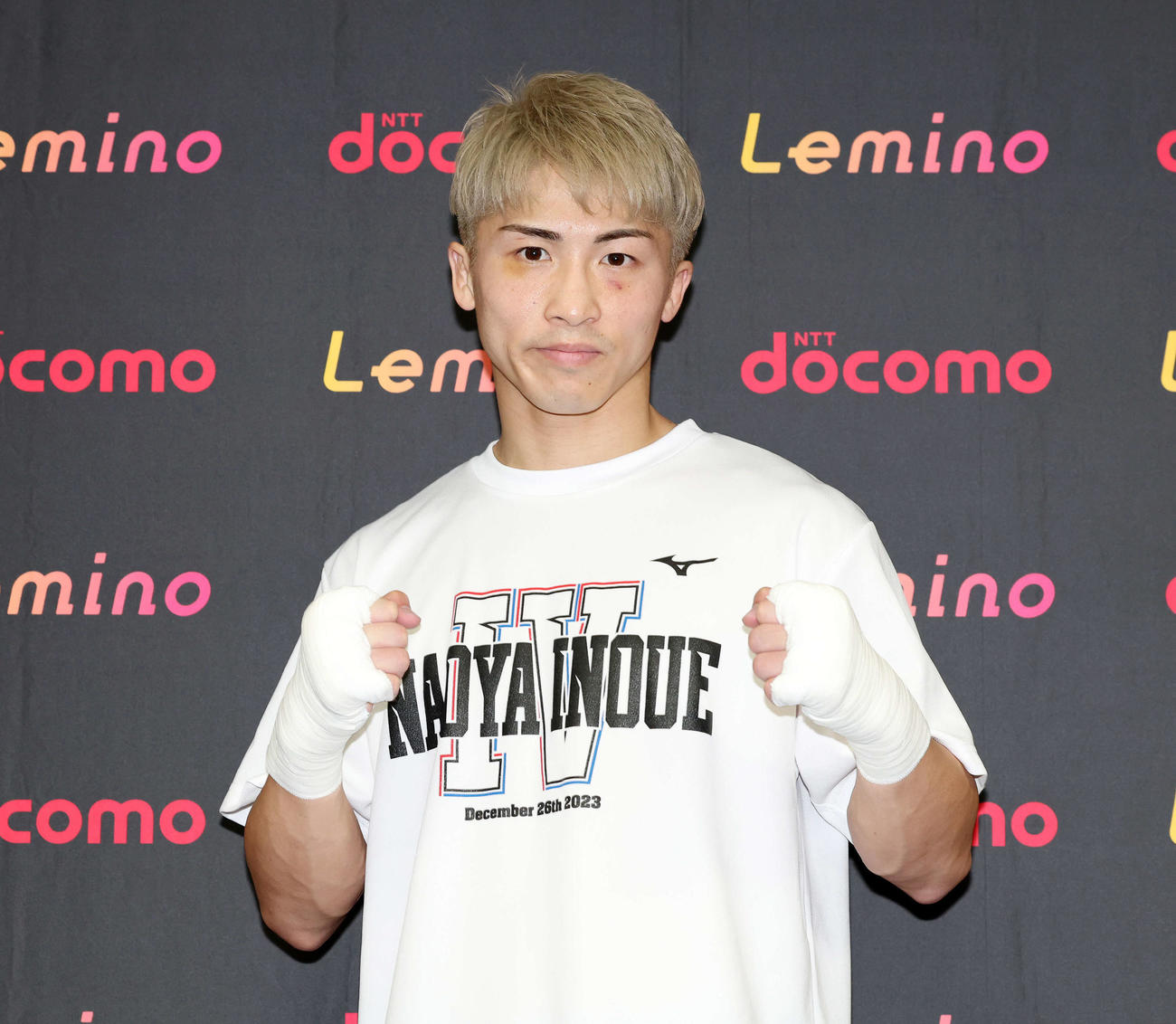 ファイティングポーズを決める井上尚弥（撮影・宮地輝）