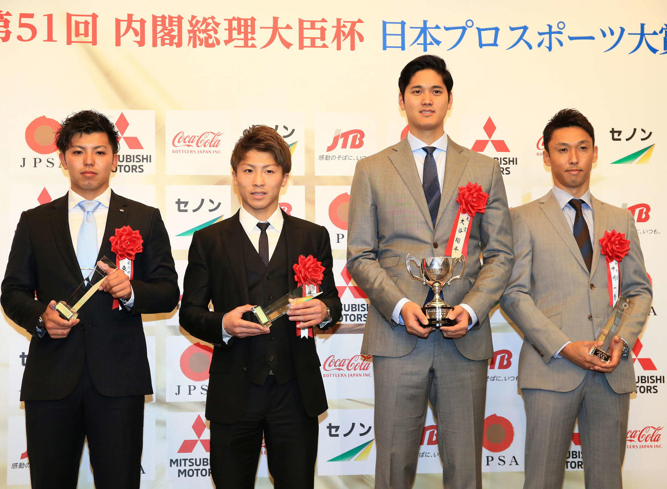 18年日本プロスポーツ大賞で記念撮影する、左から最高新人賞のDeNA東、殊勲賞のWBA世界バンタム級王者井上、大賞の大谷、特別賞の中嶋一貴