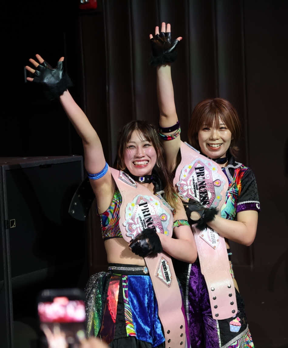 東京女子プロレス　ファンに手を振る乃蒼ヒカリ（左）と角田奈穂（東京女子プロレス提供）