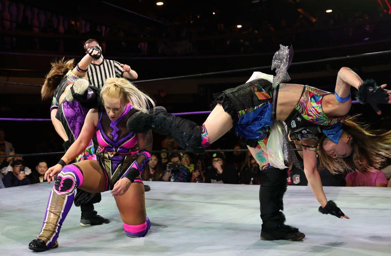 東京女子プロレス　相手に強烈な蹴りを浴びせる乃蒼ヒカリ（右）と角田奈穂（東京女子プロレス提供）