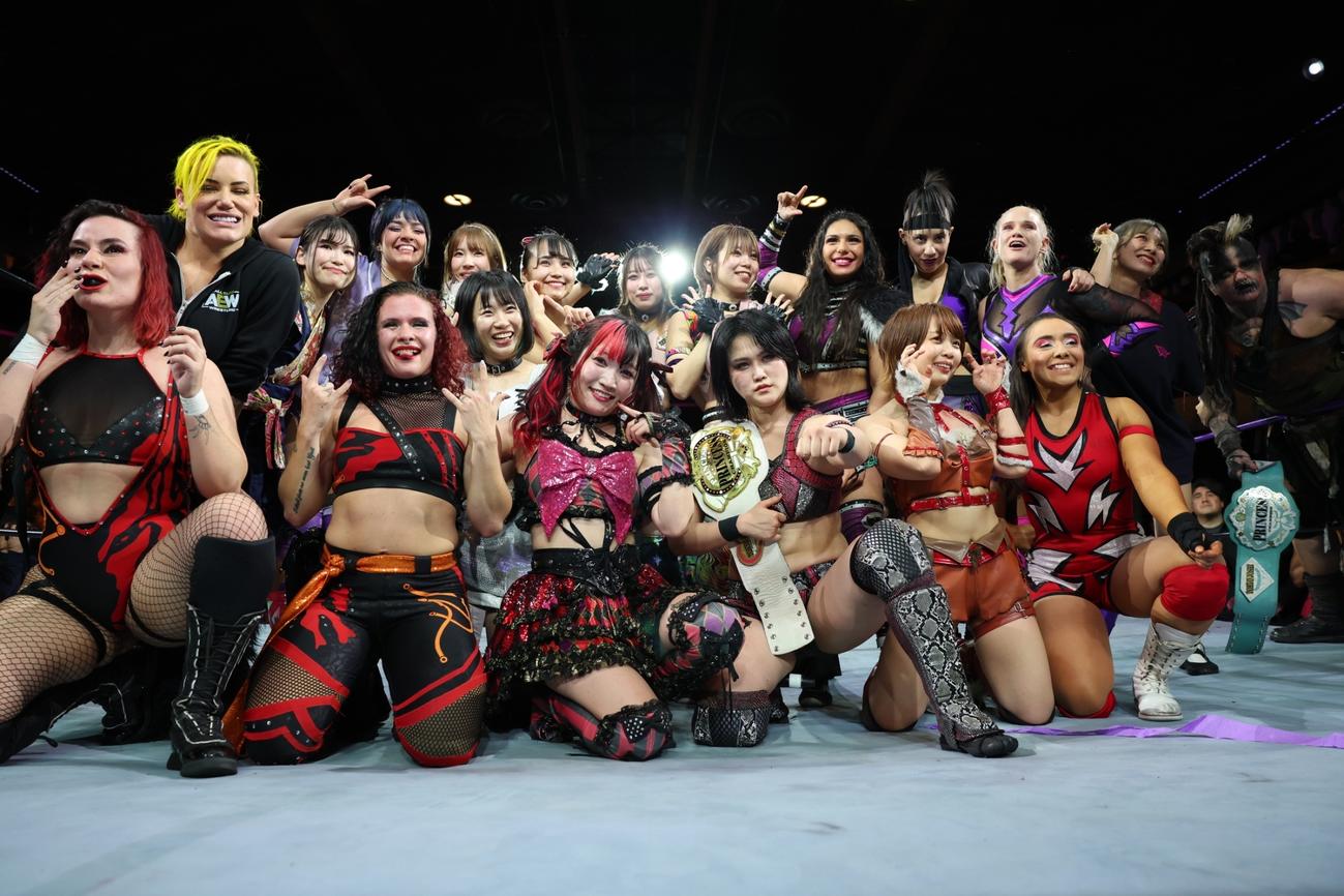東京女子プロレス　試合後全員で記念撮影を行った選手たち（東京女子プロレス提供）