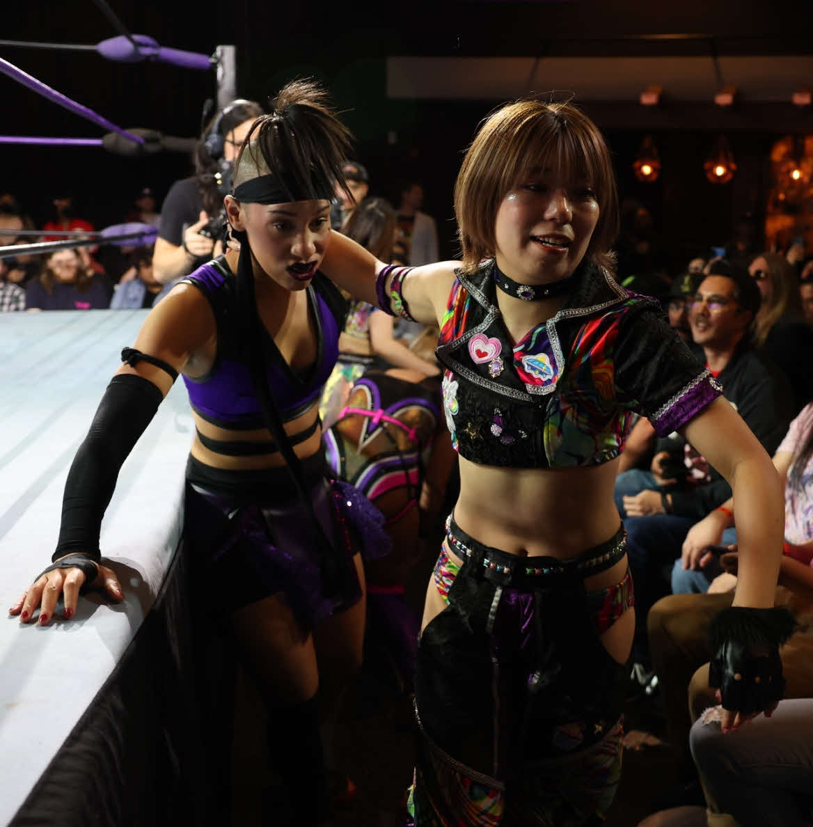 東京女子プロレス　場外でバトルを繰り広げる角田奈穂（右）（東京女子プロレス提供）