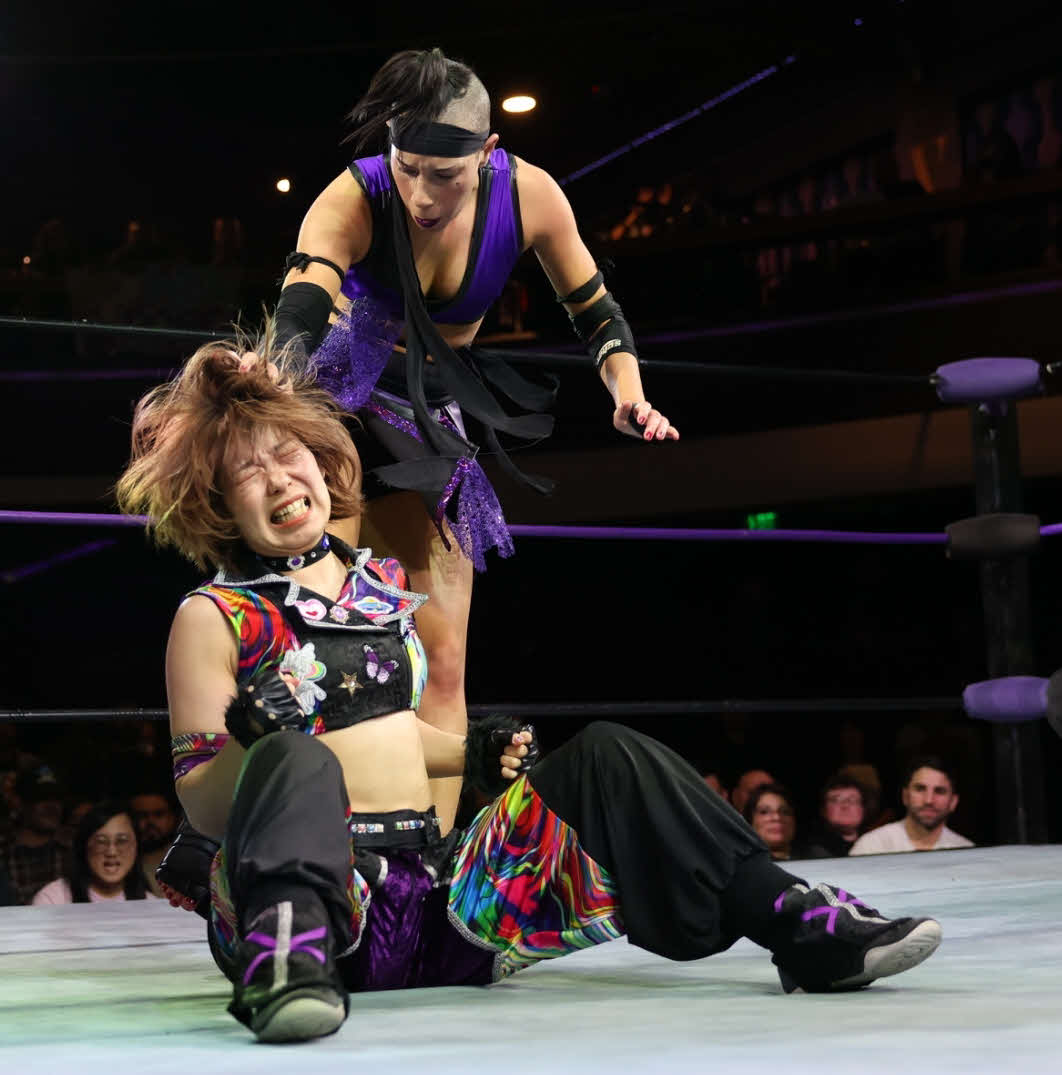 東京女子プロレス　強烈な蹴りを浴びる角田奈穂（東京女子プロレス提供）