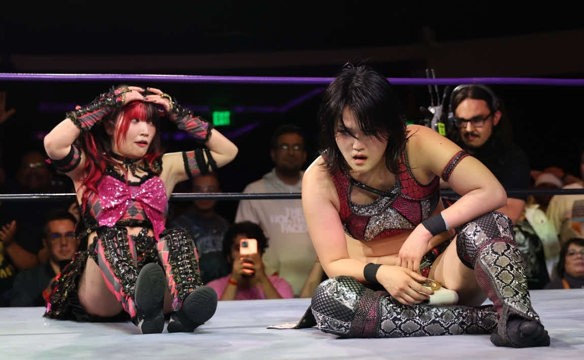東京女子プロレス　試合に敗れ、相手をにらみつける山下実優。左は伊藤麻希（東京女子プロレス提供）