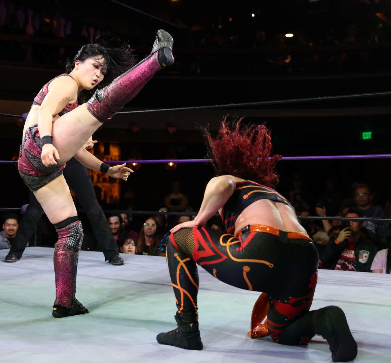 東京女子プロレス　勝負のスピンキックをかわされる山下実優（東京女子プロレス提供）