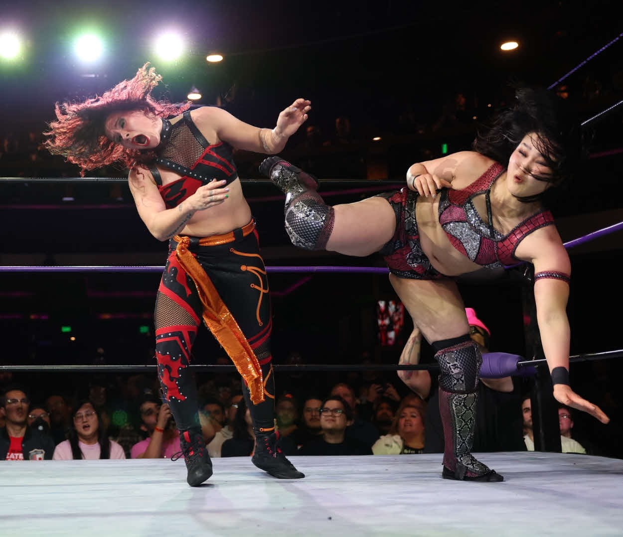 東京女子プロレス　強烈な蹴りを浴びせる山下実優（東京女子プロレス提供）