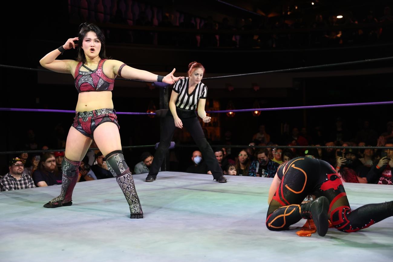 東京女子プロレス　山下実優（左）は観客に向け、ポーズを決めるもこの後逆転の3カウントを奪われる（東京女子プロレス提供）