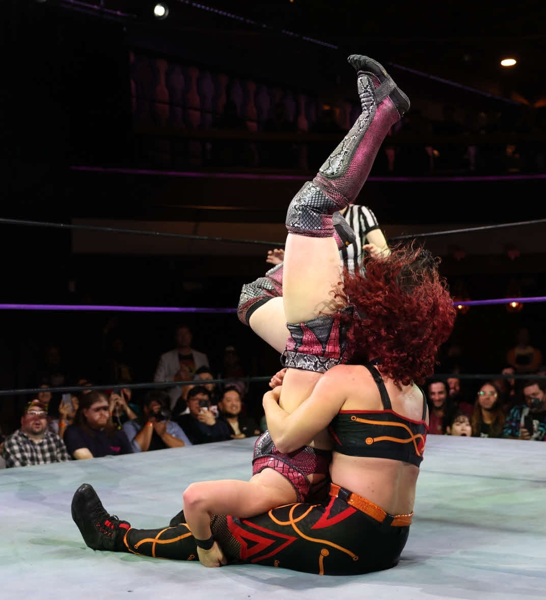 東京女子プロレス　マーシャ・スラモビッチの攻撃を受ける山下実優（東京女子プロレス提供）