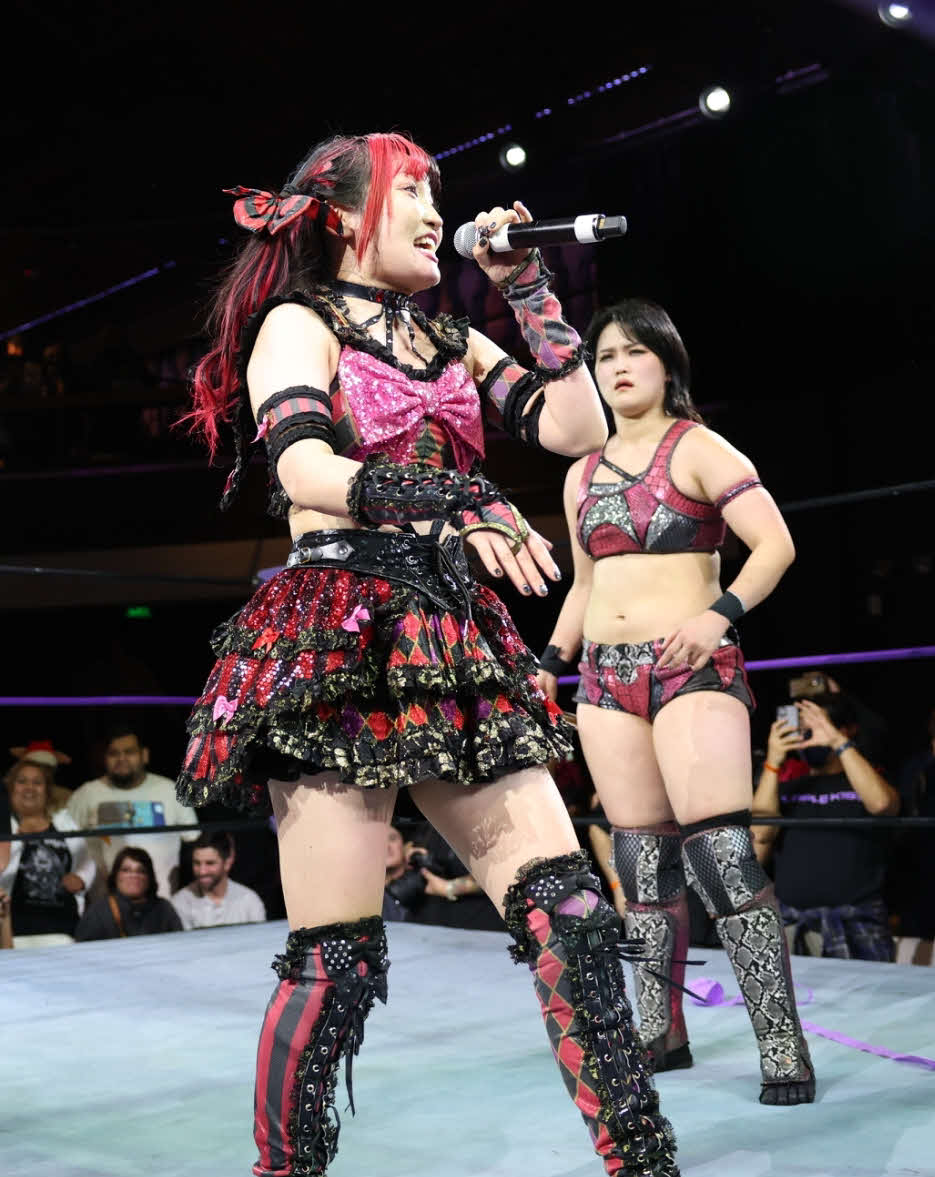 東京女子プロレス　伊藤麻希はマイクを取り、大会を締めようとする。右は敗れて悔しい表情の山下実優（東京女子プロレス提供）