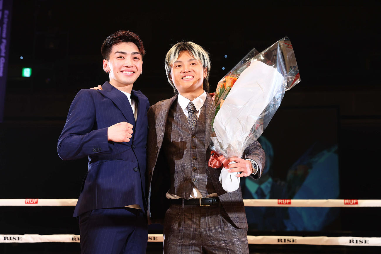 引退セレモニーをおこなった風音（右）と花束を贈呈した政所仁（写真提供・RISE）