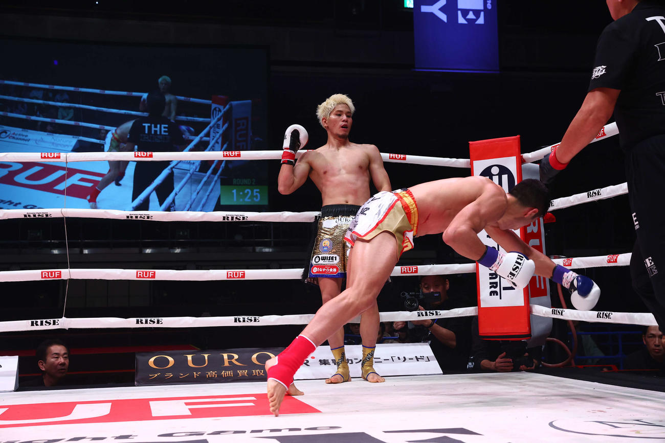 ヴィダレスに逆転KO勝ちした原口健飛（左）（写真提供・RISE）