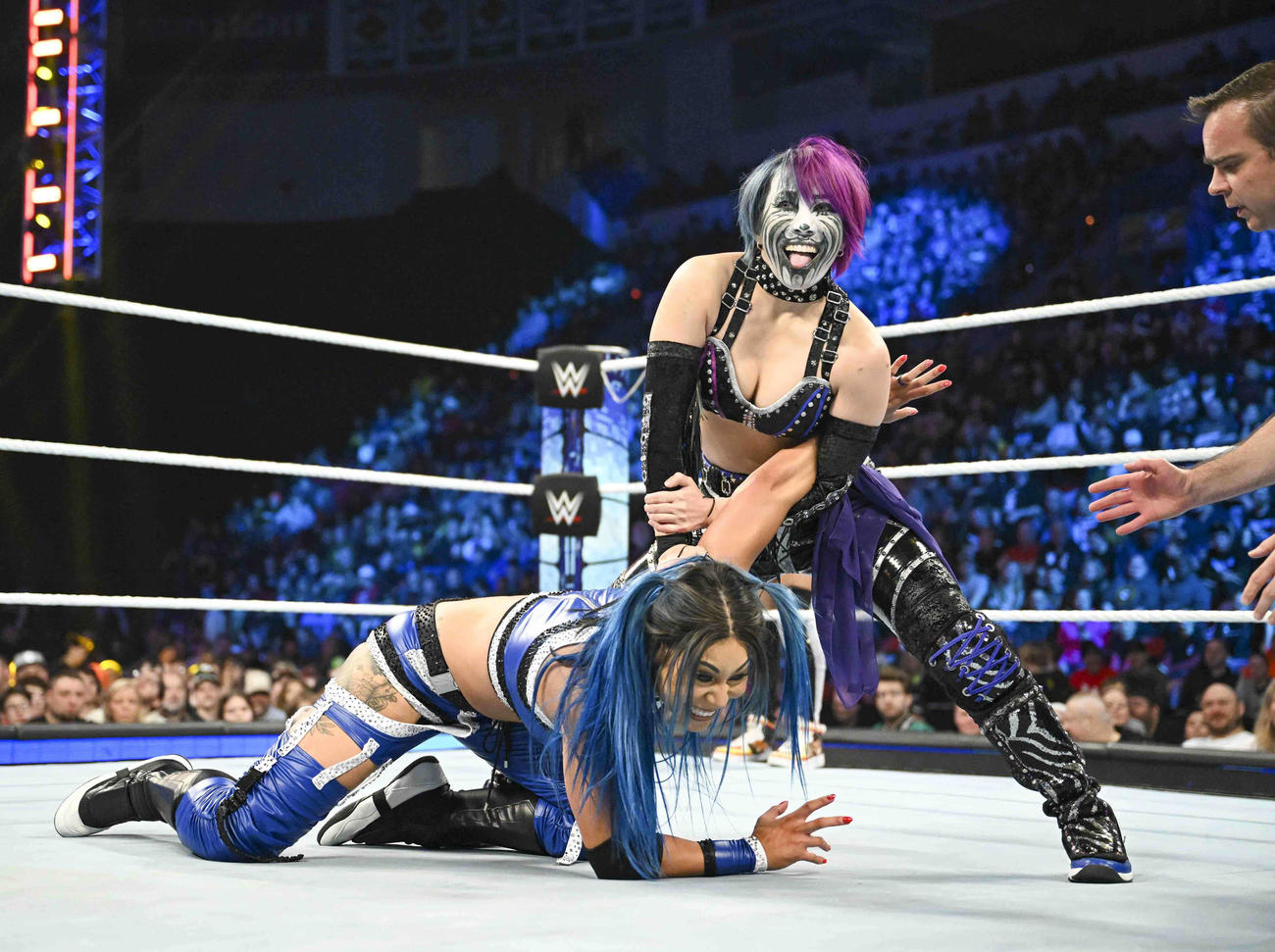 ミチン（下）に関節技を仕掛けるアスカ（C）2023 WWE, Inc. All Rights Reserved.