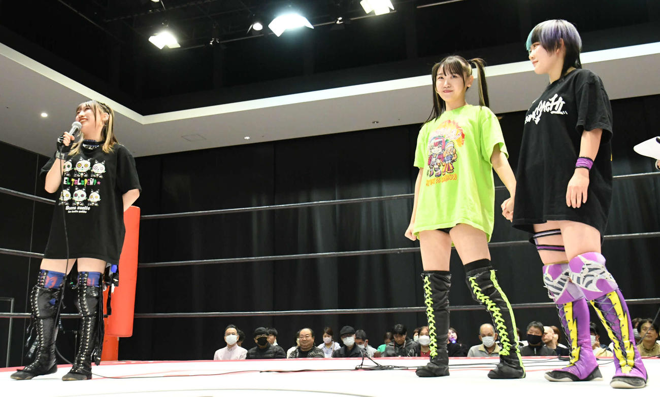 東京女子プロレス　来年1月4日後楽園大会でプリンセスタッグ選手権試合を行う王者・乃蒼ヒカリ（左）と挑戦者の鈴芽（中央）、遠藤有栖組（東京女子プロレス提供）