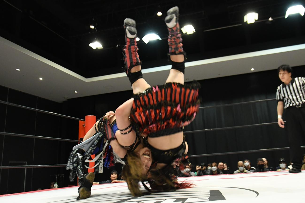 東京女子プロレス　伊藤麻希をブリザード・スープレックスで投げる乃蒼ヒカリ（東京女子プロレス提供）