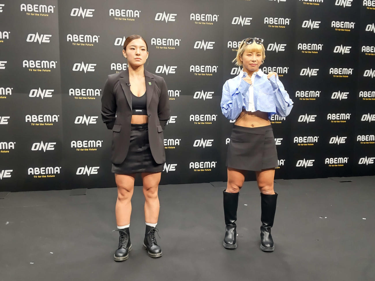 くしくも平田樹（左）、三浦彩佳ともにヘソ出しファッションで会見に登場した