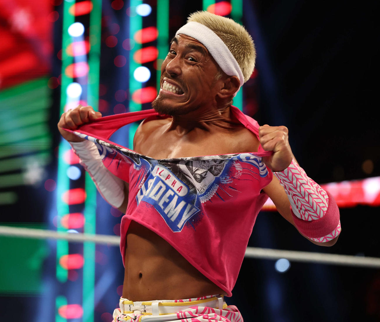 Tシャツを破り捨て気合を入れ直す戸沢陽（C）2023 WWE, Inc. All Rights Reserved.