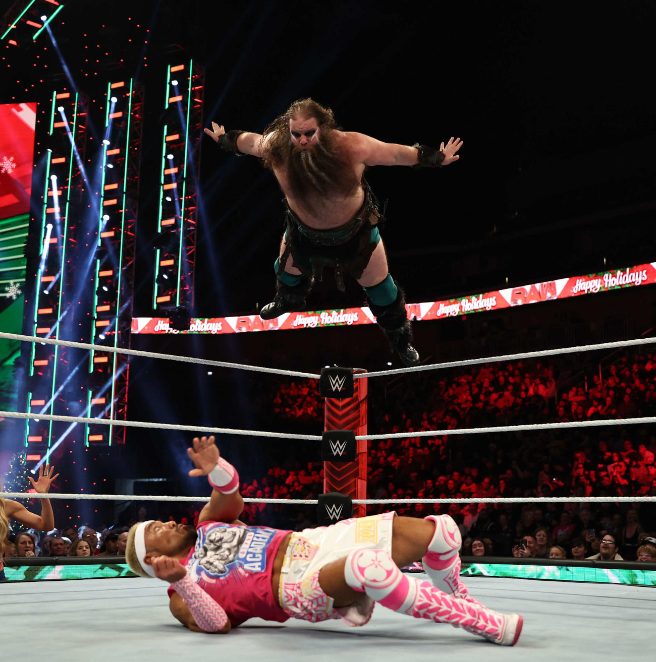 アイヴァー（上）のスプラッシュを読んで回避する戸沢陽（C）2023 WWE, Inc. All Rights Reserved.