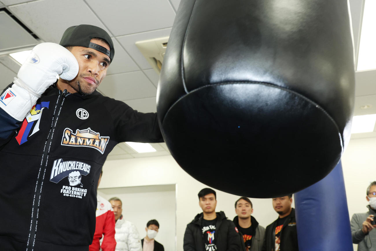 公開練習を行ったWBAスーパー、IBF世界スーパーバンタム級王者タパレス（撮影・中島郁夫）