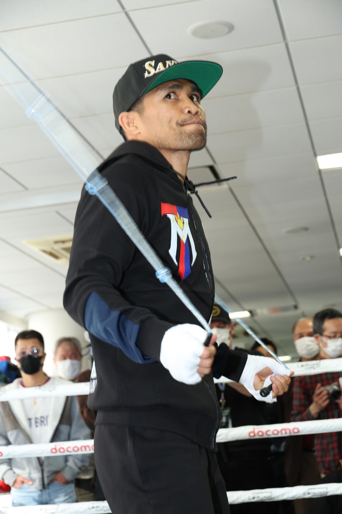 公開練習を行ったWBAスーパー、IBF世界スーパーバンタム級王者タパレス（撮影・中島郁夫）